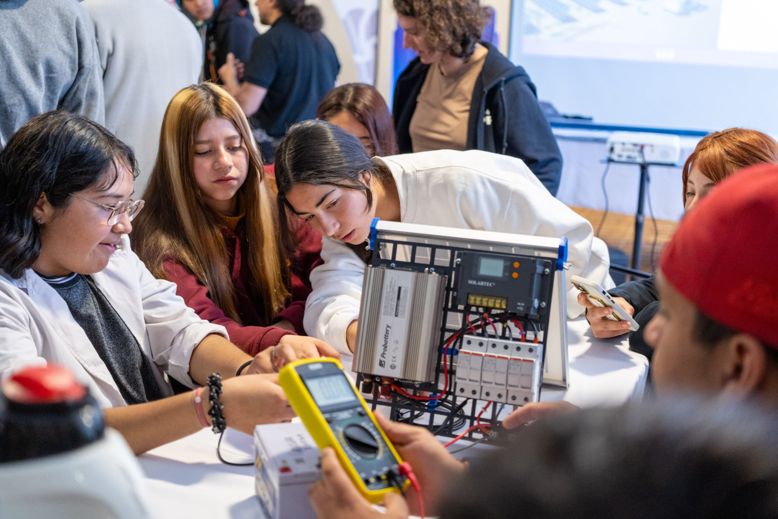Los chicos de Calingasta se preparan para el futuro: Los Azules e YPF Luz acercan nuevas experiencias energéticas a más de 600 estudiantes